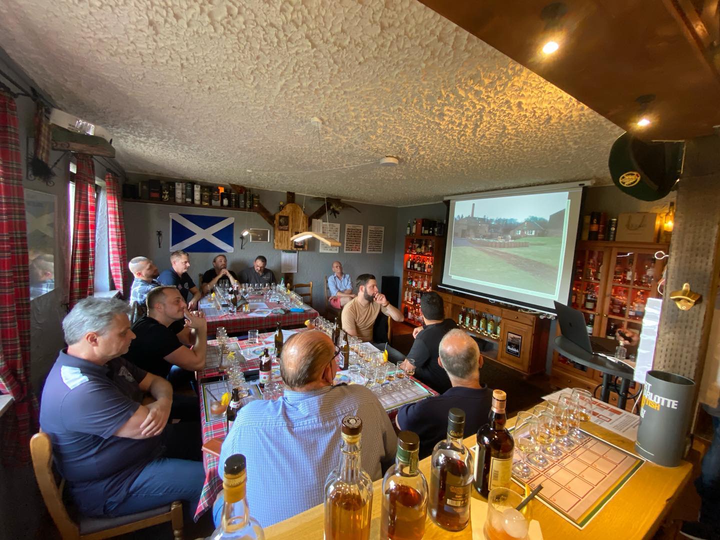 Laufendes Tasting im stilecht eingerichteten Tasting-Raum