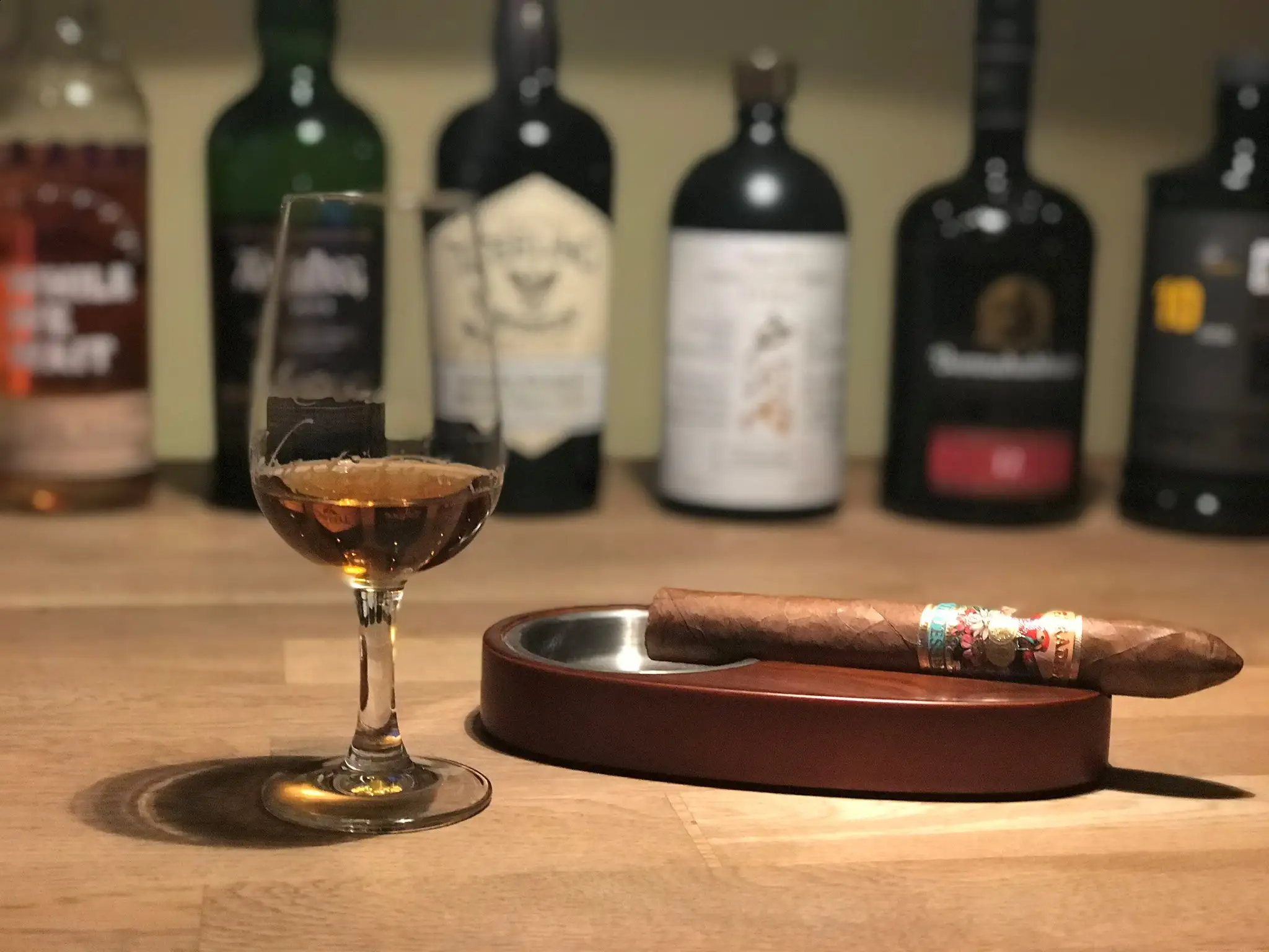 Whiskyglas mit Zigarre