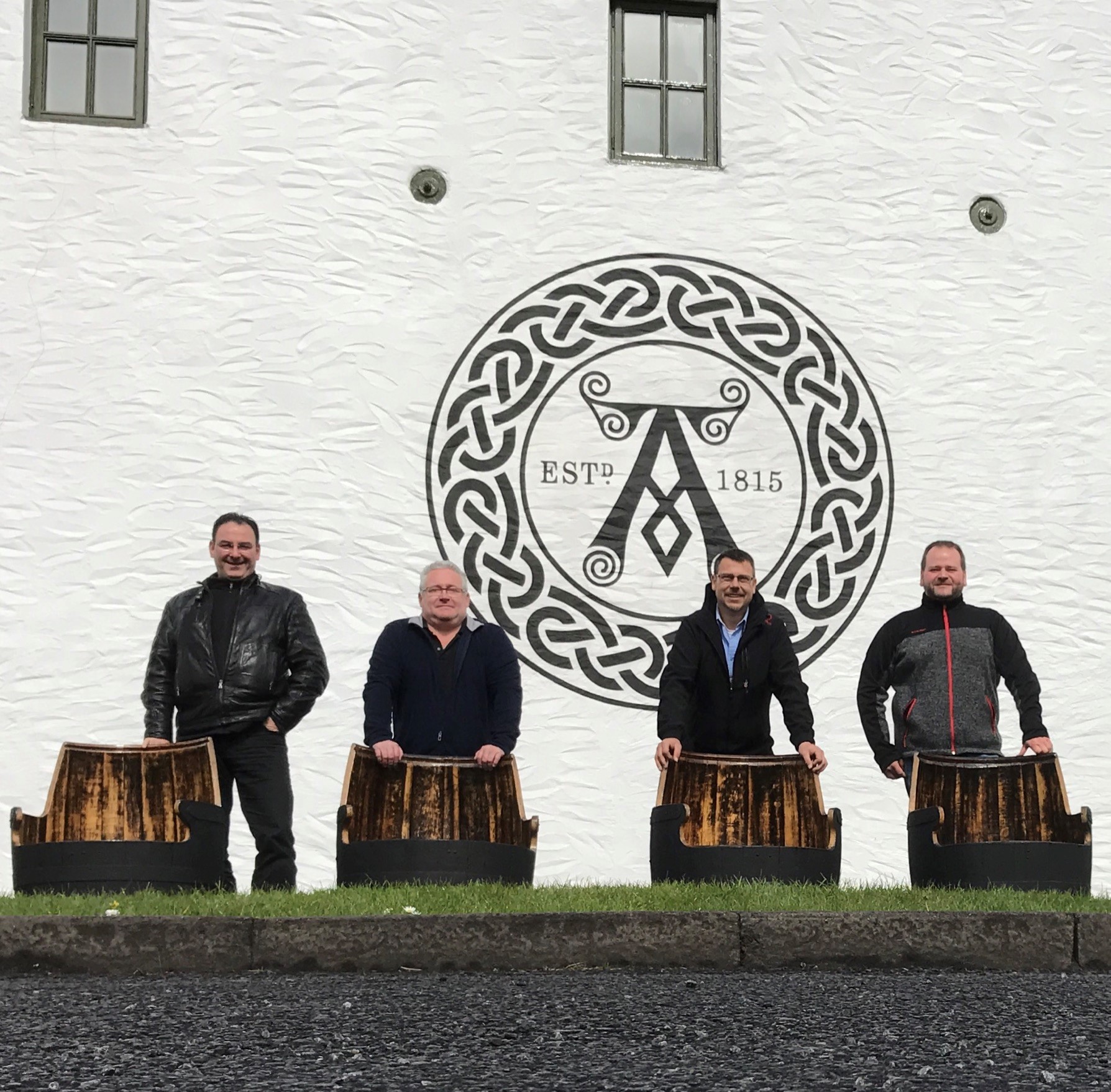 Gruppenbild vom Team Malts&Smoke vor der Ardbeg-Destillerie