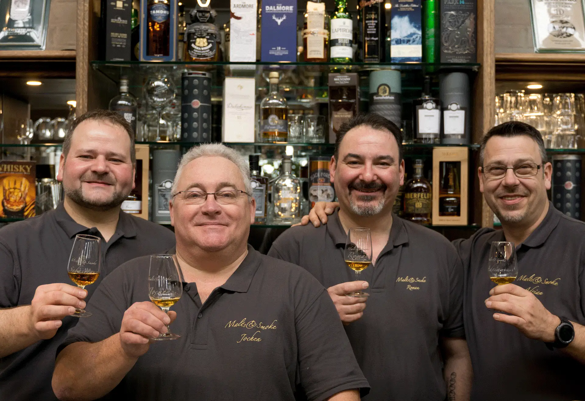 Gruppenbild Team Malts&Smoke vor der eigenen Whisky-Bar