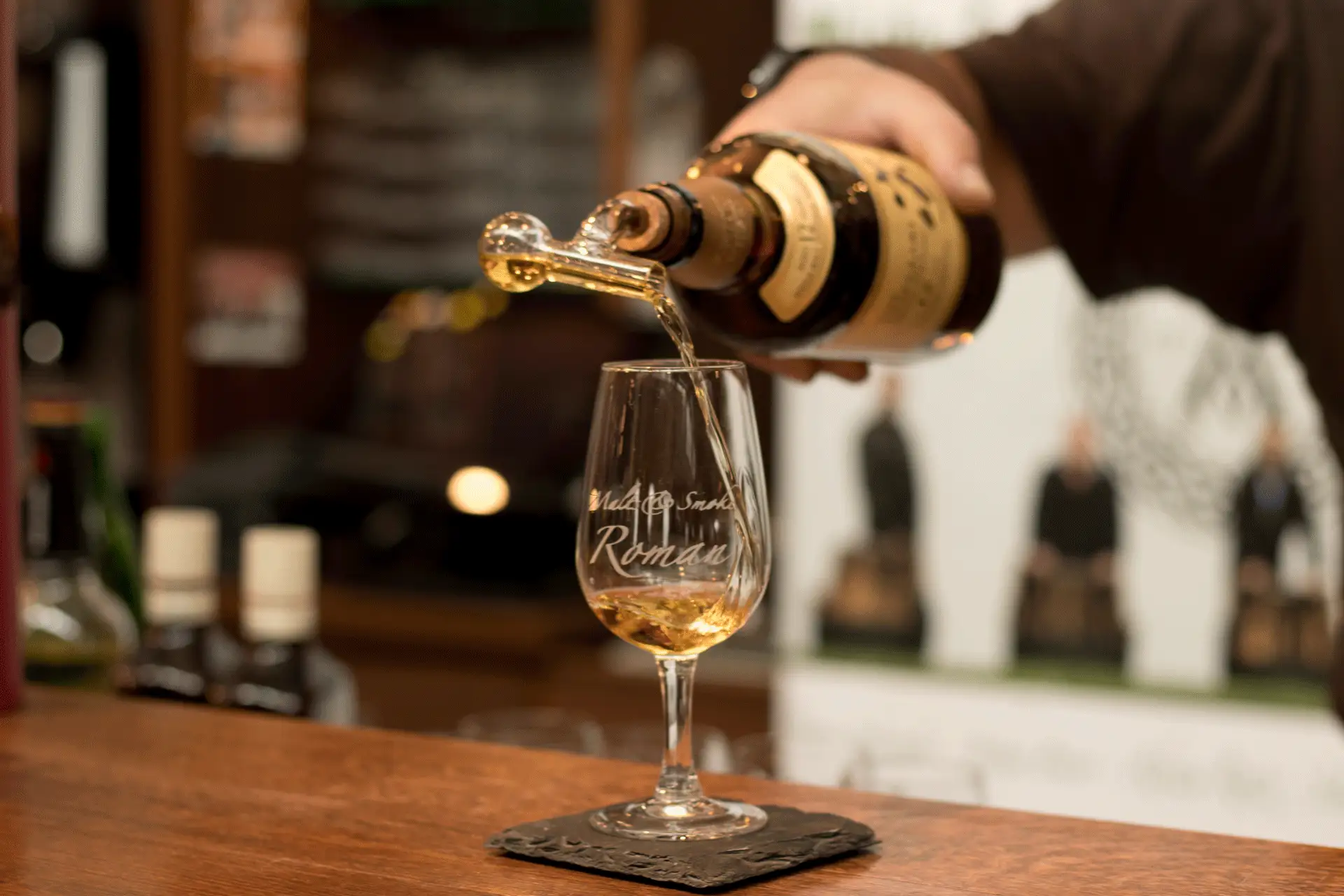 Whisky Yamasaki-Destille beim eingießen in Rosing-Glas